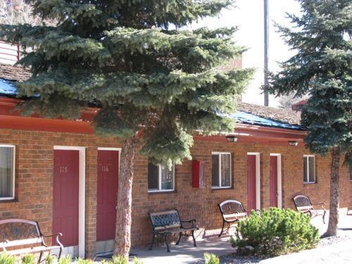 Frontier Motel 2*