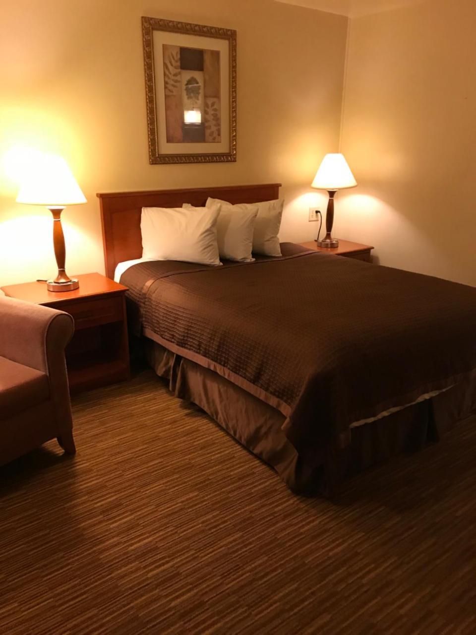Frontier Motel 2*