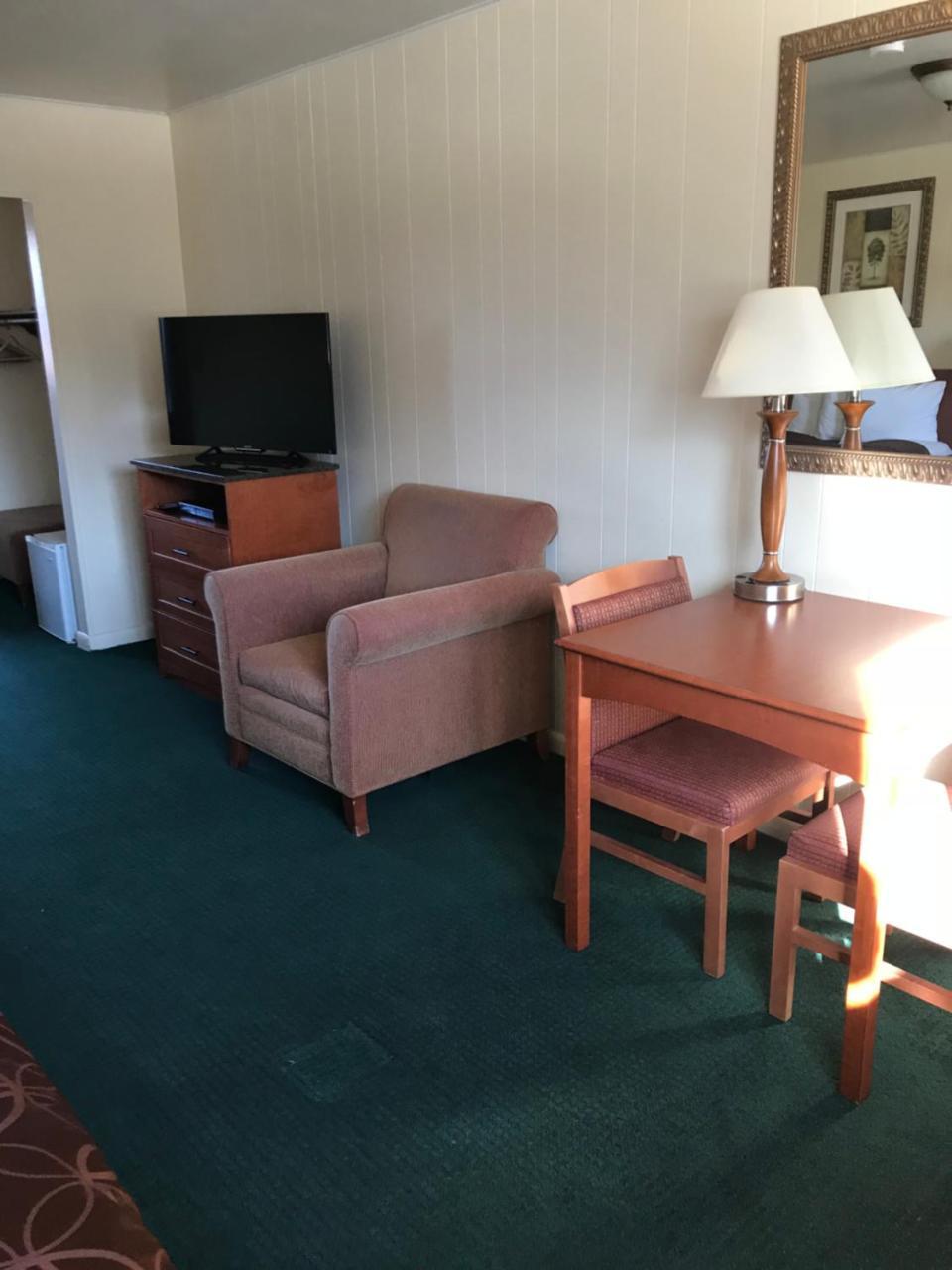 Frontier Motel 2*